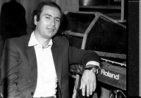 Владимир Асатуров – композитор, аранжировщик и исполнитель песен в стиле "Шансон" Владимир Асатуров – композитор, аранжировщик и исполнитель песен в стиле "Шансон"