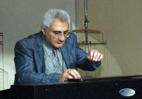 Исай Абовян – музыкант-пианист, солист грузинской филармонии, лауреат республиканских, а также международных конкурсов и фестивалей Исай Абовян – музыкант-пианист, солист грузинской филармонии, лауреат республиканских, а также международных конкурсов и фестивалей