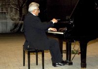 Исай Абовян – музыкант-пианист, солист грузинской филармонии, лауреат республиканских, а также международных конкурсов и фестивалей Исай Абовян – музыкант-пианист, солист грузинской филармонии, лауреат республиканских, а также международных конкурсов и фестивалей