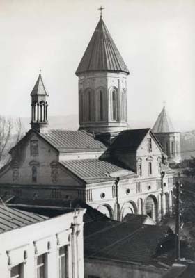Только голые факты вокруг церкви Норашен в Тбилиси