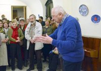 Александр Пирадов и, представленная им палитра работ тбилисских армянских художников на живописных тарелках Александр Пирадов и, представленная им палитра работ тбилисских армянских художников на живописных тарелках