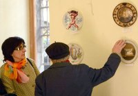Александр Пирадов и, представленная им палитра работ тбилисских армянских художников на живописных тарелках Александр Пирадов и, представленная им палитра работ тбилисских армянских художников на живописных тарелках