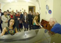 Александр Пирадов и, представленная им палитра работ тбилисских армянских художников на живописных тарелках Александр Пирадов и, представленная им палитра работ тбилисских армянских художников на живописных тарелках
